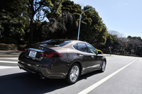 ショックアブソーバー内部の形状を変更することで、小刻みな振動やうねりのある路面での上下ショックを軽減させたという。