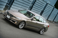 同じ「3シリーズ」でも、グランツーリスモのボディーはセダン、ワゴンより一回り大きめ。特に全長は200mmもこちらの方が大きい。