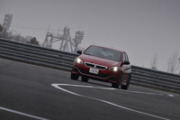 高出力エンジンの搭載やハイグリップタイヤの装着に加え、ドライブトレインについては最終減速比をローギア化することで加速性能が高められている。