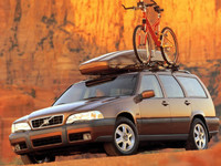 「ボルボV70XC」
    ワゴンのジャンルで確固とした地位を築いていたボルボが、1997年からオフロードを意識して登場させたモデル。初代は車高を上げた以外にはベースのワゴンとの差はあまりなかった。2代目からはV70の名から離れて独立モデルとなり、「XC90」とともにクロスオーバーSUVのラインナップを構成している。