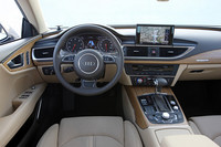 インテリアは、運転席と助手席を取り囲むような水平のラインが基調で、ダッシュボードの弓形カーブは左右のドアトリムまでつながる。多層ウッドパネルもアウディらしい上質さを演出している。