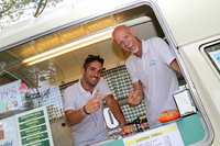 ケータリング式ジェラテリア「Frullallà（フルッララー）」の店主ロベルト・ロージさん（写真右）と、おいっ子のジャンルーカさん。