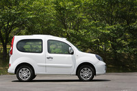 2007年に各国のモーターショーに展示されたコンセプトカー「カングー・コンパクト コンセプト」の市販型が「カングー ビボップ」。9月9日より日本での販売開始となる。ざっくり言えば「ルノー・カングー」の短縮版。リアのスライドドアを廃したかわりに、オープンエアを楽しむための装備が加わる。ボディカラーはツートンで、3色が用意される。また、発売を記念して2色の限定色が各15台、合計で30台用意される。生産は、カングーと同じくフランスのモブージュ工場で行われる。