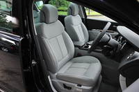 「3008グリフ」の前席は、シートヒーター付電動レザーシートとなる。