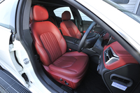 上級グレードと同じくシートにはレザー表皮を標準で採用。オプションでポルトローナ フラウ製のレザーインテリアも用意される。
    