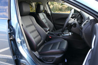 上級グレードである「Lパッケージ」ではシート表皮がパーフォレーションレザーとなり、運転席10ウェイ、助手席4ウェイのパワーシートが装備される。