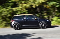 加速性能は0-400mが14.6秒で、0-100km/hが6.5秒。最高速は230km/h（欧州仕様の参考値）。