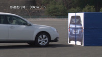 プリクラッシュブレーキのテスト風景。対象物との速度差が30km/h以下であれば、衝突を回避できる。