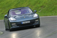 【スペック】パナメーラ4S：全長×全幅×全高＝4970×1931×1418mm／ホイールベース＝2920mm／車重＝1860kg／駆動方式＝4WD／4.8リッターV8DOHC32バルブ（400ps/6500rpm、51.0kgm/3500-5000rpm）（欧州仕様車）