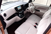 「eKスペース」のインテリア。標準車のシートの座面にはっ水加工が施されている。