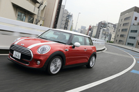 動力性能は0-100km/h加速がMT仕様で7.9秒、AT仕様で7.8秒というもの。最高速はともに210km/hと公表されている（いずれも欧州仕様の値）。