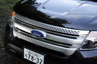 上級モデル「リミテッド」との外観の違いはフロントグリルの色。「リミテッド」がボディ同色、「XLT」はシルバーとなる。