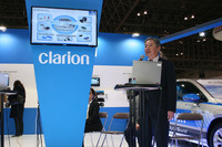 プレスカンファレンスで登壇するクラリオンの大町秀雄常務取締役。
