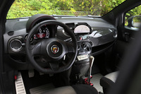 レーシーな室内。快適さを求める装備より、走りの装備が優先される。