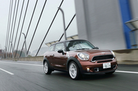 トルクフルなターボエンジンとフルタイム4WDにより、0-100km/h加速は8.2秒（MT仕様は7.8秒）をマーク。