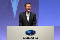 発表会にて新型「インプレッサ」の特徴を紹介する吉永泰之社長。
