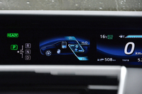 センターコンソールには、カーナビ用画面のほか、4.2インチのマルチインフォメーションディスプレイが備わる。
    