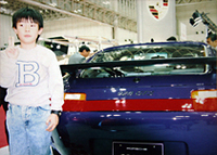 1993年東京モーターショーにて。「ポルシェ928GTS」をバックにピースをきめる当時8才のわたし。このリアビューがお気に入りだったみたいです。