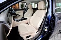 「XE 20d ピュア」ではラックステック（人工皮革）のシートが装着される。運転席、助手席とも10ウェイの電動調整機構が備わる。