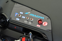 ダッシュボードには、トランスミッションとデフの冷却用スイッチが設けられている。