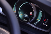 「ラグジュアリー エディション」と同様、「T4 R-DESIGNプラス」にも安全装備のセットオプション「セーフティ・パッケージ」が与えられる。写真は、全車速追従機能付きACC（アダプティブクルーズコントロール）の設定画面。
    