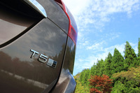 「XC60 T5 AWDクラシック」は、チルトアップ機構付き電動パノラマガラスサンルーフや本革シート、モダンウッドパネル、12セグ地上デジタルTV、前席シートヒーターなどを標準装備する。