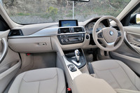 センターコンソールがドライバー側に傾斜した、運転席まわりの様子。パネル類は、写真の「パール・トリム」のほか、アルミやウッドのアイテムも選択できる。