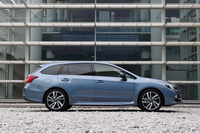 「流麗なルーフライン」とアピールされる、「レヴォーグ」のサイドビュー。
    