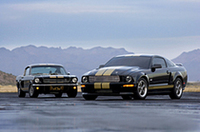 
	左は40年前にハーツ社でレンタルされた「シェルビーGT350H」
	 