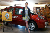 今回「フレンチ・ライフスタイル」をテーマに書籍コーナーを担当したファッションモデルのSHIHOさん。