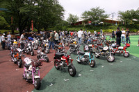 「多摩テック」の「青空広場」に集まった約100台のクラシック・モンキー。