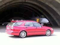 エステート。テールランプも変わったが、実際は識別できない。後ろのカムフラージュされた格納庫に入っている一見サーブ戦闘機風のものは、実はモックアップ。
	 