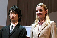 
	左から、新型ミラジーノのテレビCMに出演した森山未來とアストリット・アンデルセン
	 