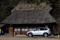 先代モデルに比べて、30mmずつ低く、短くなった新型「CR-V」。ホイールベースはそのままに、メーターフードの先端から後席背もたれまでの「室内長」（2125mm）は、225mm拡大された。