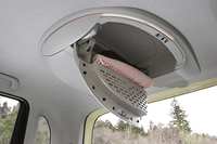 後席頭上には物入れとなる「オーバーヘッドコンソール」が備わる。（Xリミテッドはオプション）