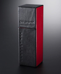 『CAR GRAPHIC』のロゴを型押しした、スタイリッシュな専用ケースも商品と一緒にお届け。レンズクリーニングクロスも同梱（どうこん）しています。
