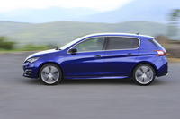 「308 GTライン」のJC08モード燃費は、ほかのグレードが16.1km/リッターであるのに対し、18.1km/リッターと公表される。