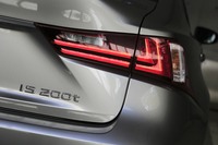 「IS200t」は、レクサスにとって2番目のダウンサイジングターボエンジン搭載モデルとなる。