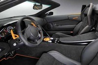 インテリア。運転席のシート素材には黒いアルカンターラが、助手席には黒い本革が、それぞれ用いられる。