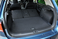 新機構の可変カーゴフロアにより、荷室の床面を100mm下げることが可能。（写真をクリックすると、フロアが上下する様子が見られます）