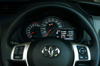 アイドリングストップ搭載車には、「カローラ ハイブリッド」などでおなじみの、TFTマルチインフォメーションディスプレイが採用される。
    