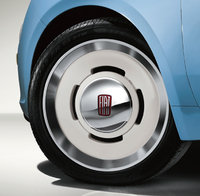 専用デザインのアロイホイール。中心のエンブレムはヴィンテージタイプになっている。
    