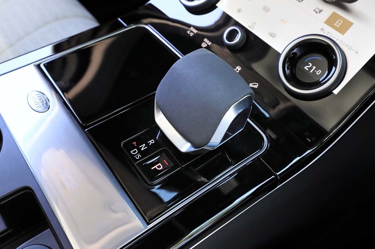 トランスミッションは8段AT。初期はダイヤル式だったシフトセレクターは、写真のようなノブ型に変更されている。