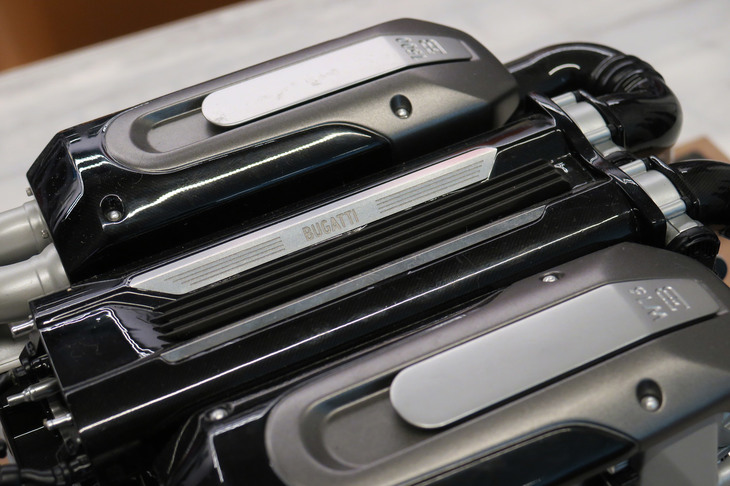 「ブガッティ・シロン」に搭載される、8リッターW16クワッドターボエンジンの模型。