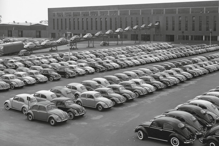復興期のドイツの自動車産業を支えたのは、“ビートル”こと「フォルクスワーゲン・タイプ1」だった。信頼性や経済性の高さから、世界中で人気を博した。