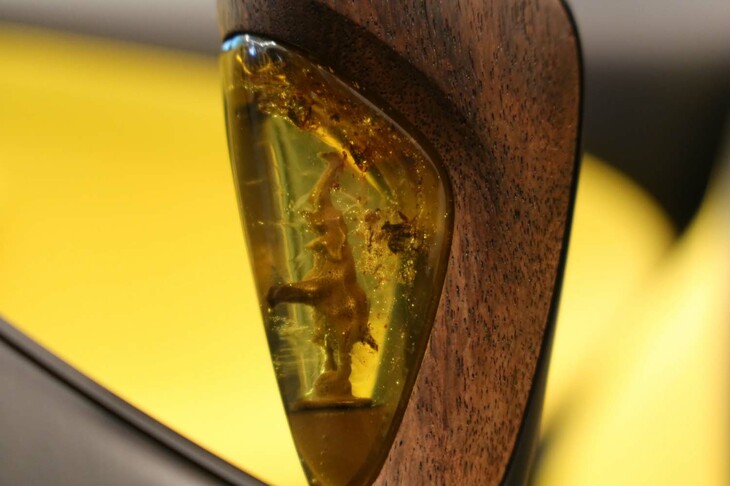 ブガッティW16ミストラル（シフトノブに組み込まれた“ダンシング・エレファント”）