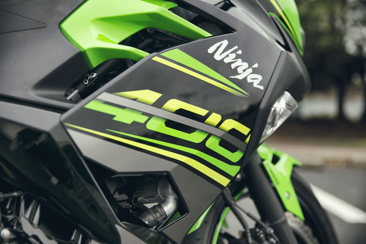 400ccクラスの新型スポーツバイク「ニンジャ400」。今回は、レーシングマシン「ニンジャZX-10RR」をイメージしたカラーリングをまとう「KRTエディション」に試乗した。