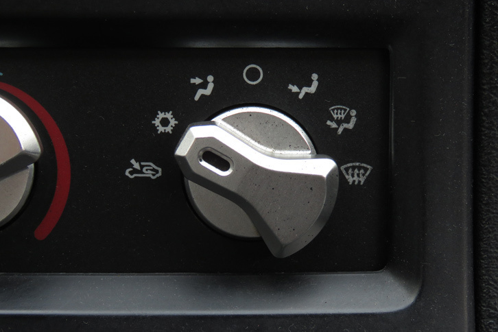 ちなみに、「バイパー」は写真の“雪マーク”にダイヤルを合わせないと冷房は作動しない……らしい。早く冷房の効きを試してみたいものである。