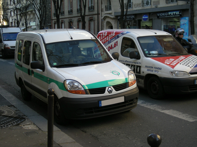街を走る商用車「カングー エクスプレス」。ボディーのペイントやグラフィックは、見ていて飽きないものが多い。これは、2008年に撮影したパリ交通営団（RATP）の社用車。