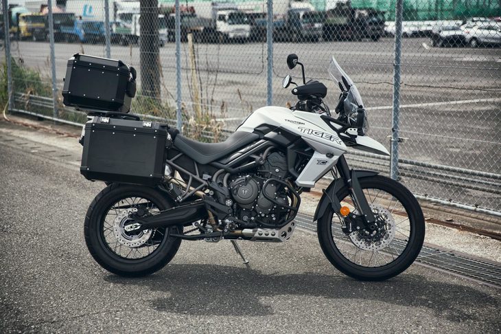 オフロードはもちろん、ロングツーリングにも重宝されるアドベンチャーモデル。「タイガー800XCA」にも、クルーズコントロールやグリップヒーター、シートヒーター、USBおよび12V電源ソケットなど、さまざまな装備が用意されている。